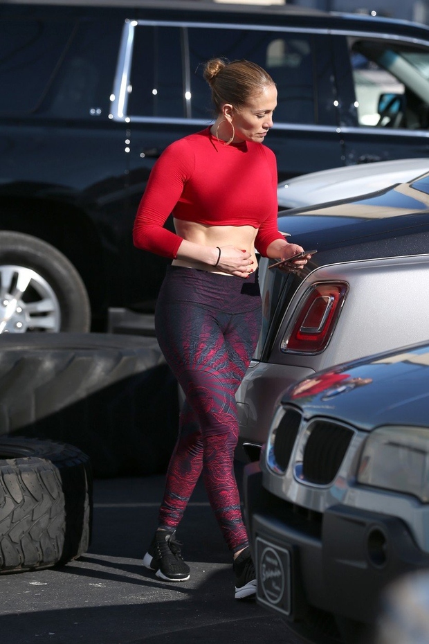 Jennifer Lopez obožuje ta preprost modni kos!