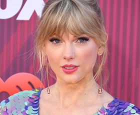 Taylor Swift je včeraj izbrala to obleko in nas očarala!