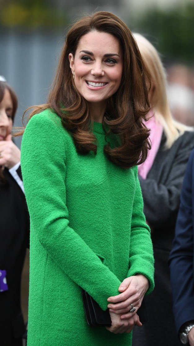 Čeprav je Kate večino časa oblečena zelo elegantno, zna zelo dobro kombinirati tudi svoje najljubše superge ...