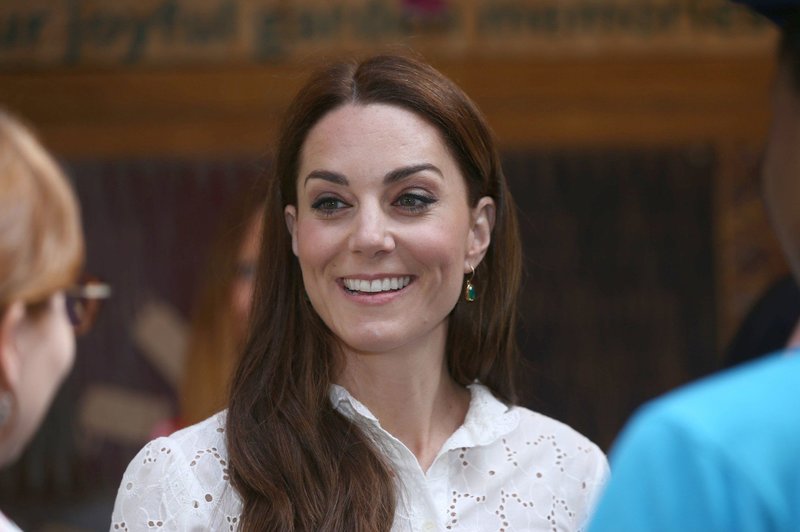 Kate Middleton je danes nosila popolne poletne hlače (foto: Profimedia)