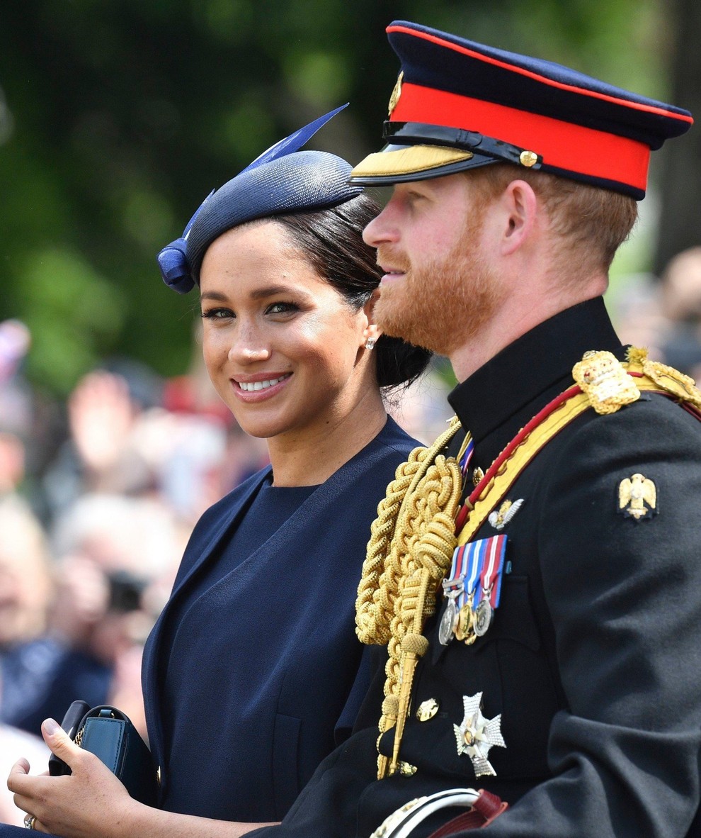 Meghan Markle končno spet v javnosti! Poglejte njeno prelepo obleko