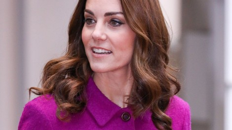 Kate Middleton je na prvi šolski dan hčerke Charlotte oblekla čudovit stajling