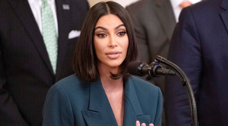 Oversized blazer bomo odslej nosili tako kot Kim Kardashian (foto: Profimedia)