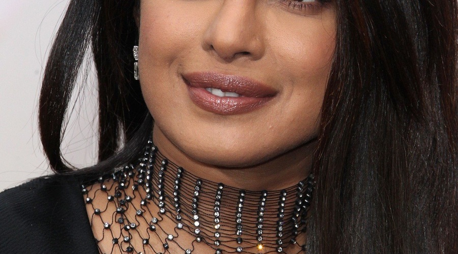 Priyanka Chopra je blestela v čudoviti rdeči obleki (foto: Profimedia)