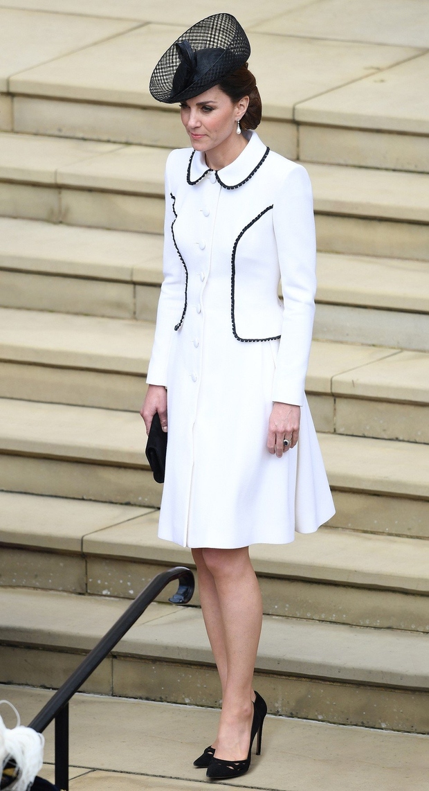 ... monokronim stajlingom. Kate Middleton je včeraj na maši za angleški viteški red Order of the Garter je nosila eleganten …