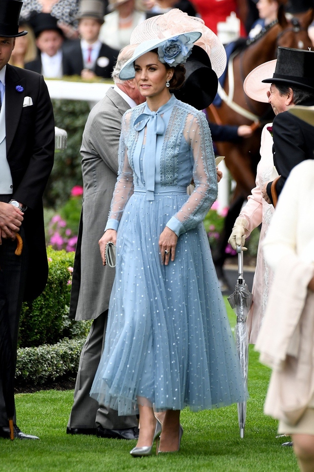 Na dogodku Royal Ascot je nosila obleko Ellie Saab number in klobuk Philip Treacy. Včeraj pa nas je navdušila z …