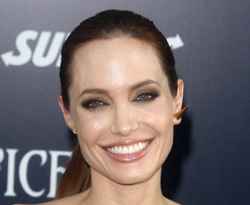 Angelina Jolie je nosila klasično belo poletno obleko, popolno za vse dame nad 50 let