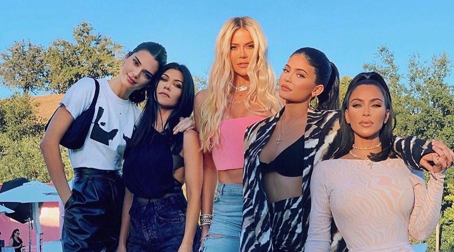 Sestre Kardashian-Jenner obožujejo te dramatične kopalke (+ kje jih kupite) (foto: Profimedia)