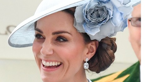 Kate Middleton uporablja ta genijalni trik, ki poskrbi, da se ji čevlji ne sezuvajo