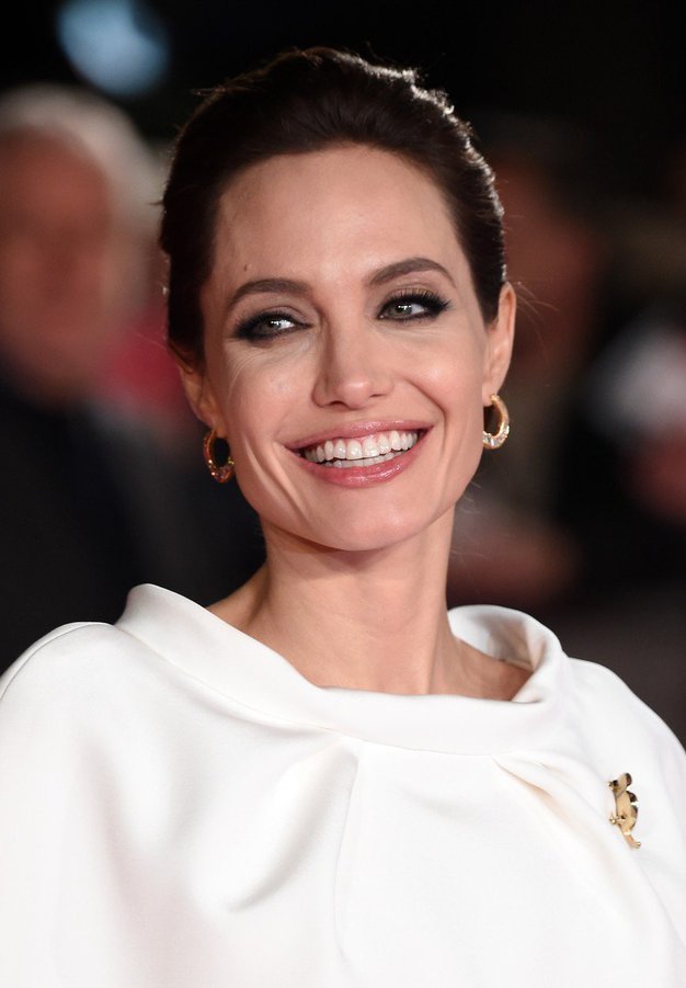 Angelina Jolie je osupnila v elegantni obleki in njenih najljubših sandalih - Foto: Profimedia