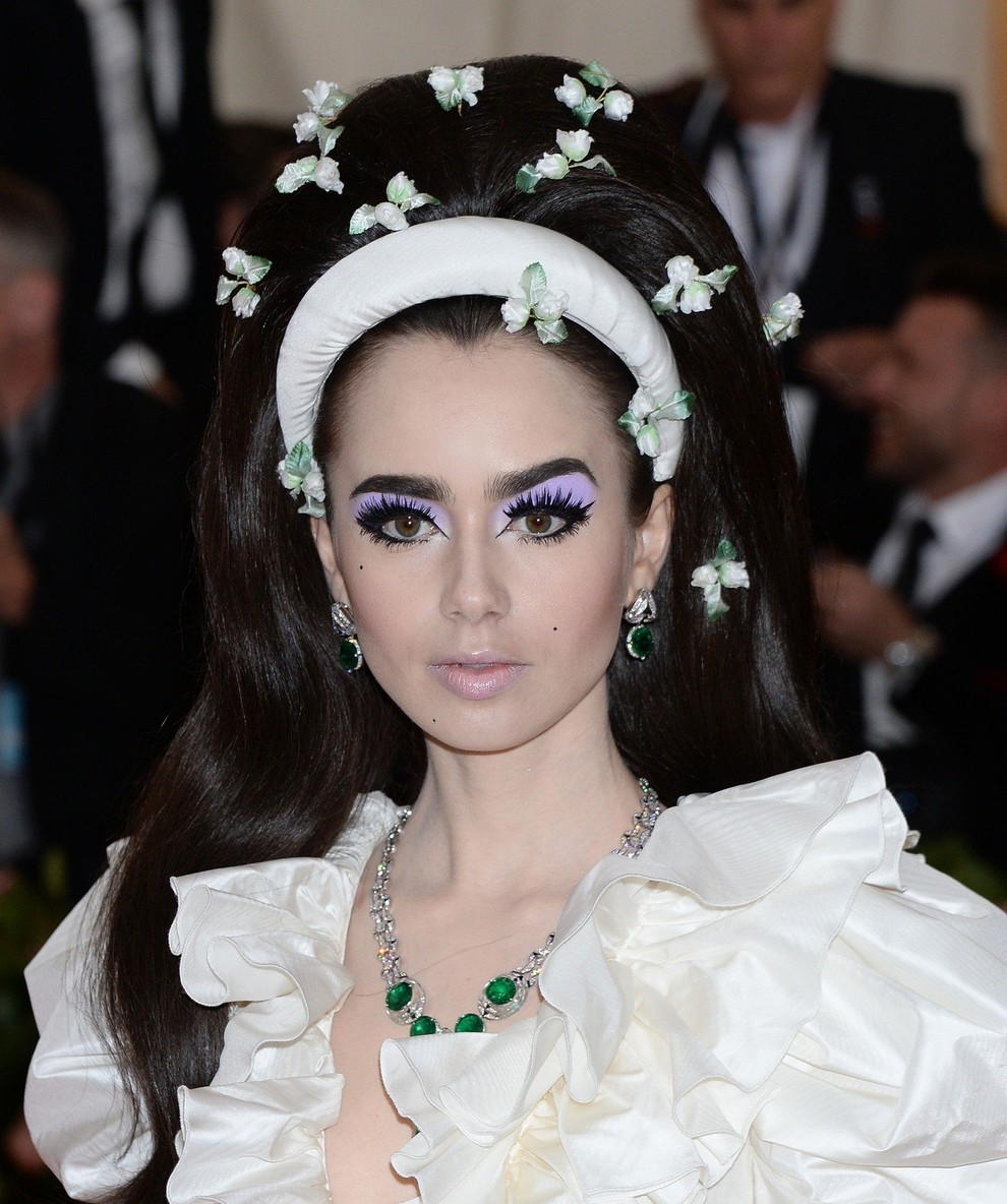 Lily Collins je izgledala kot sodobna Priscilla Presley, njena živahna vijolična senčka pa je naredila njen videz popoln in izstopajoč. …