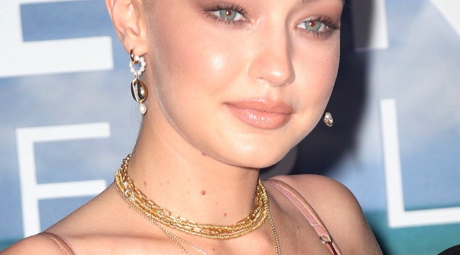 Gigi Hadid je oblekla prelepo bež obleko in nas navdušila! (foto: Profimedia)