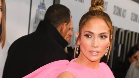 Našli smo ugoden izdelek za sijočo kožo, ki ga obožuje Jennifer Lopez