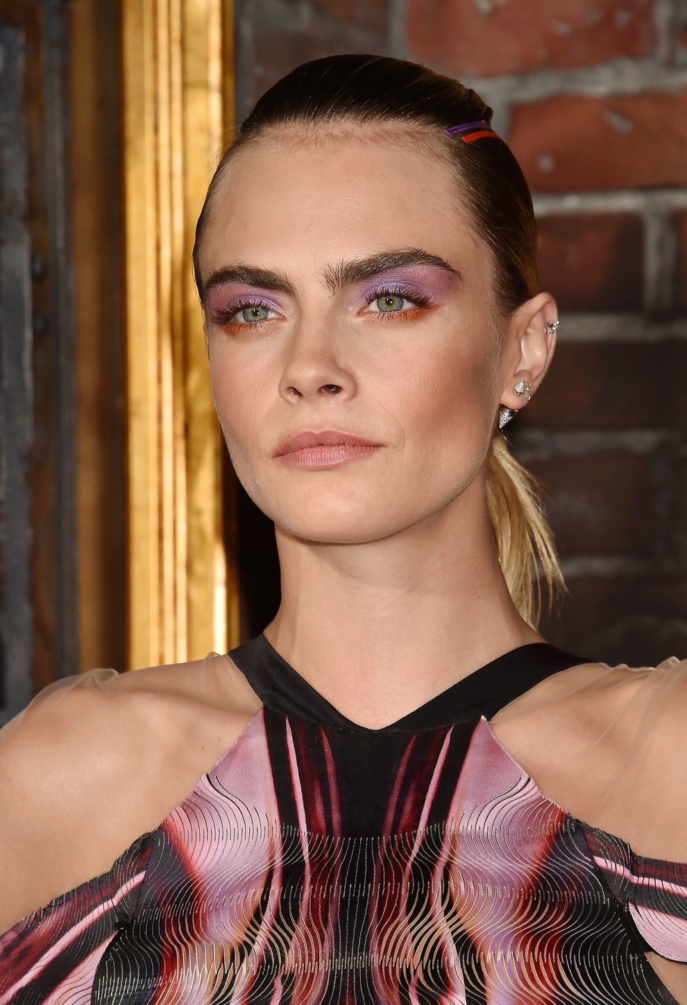 Cara Delevigne: Rimmel, Lash Accelerator Endless Cara obožuje to maskaro, saj njena krtačka z odlično formulo namaže prav vsako trepalnico. …