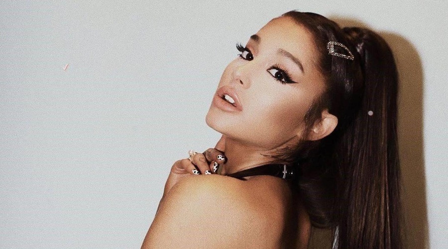 Ariana Grande je končno pokazala svoje naravne lase (komaj bi jo prepoznali) (foto: Profimedia)