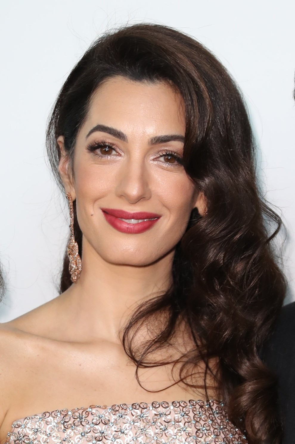 Če se Amal Clooney zgleduje po modni ikoni, ne bi bilo težko domnevati, da gre za nekdanjo prvo damo Jackie …