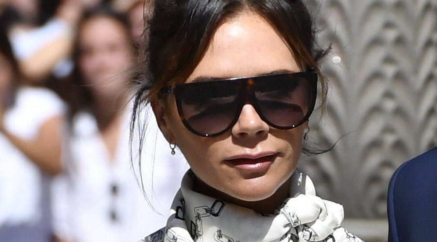 Victoria Beckham nas je navdušila s čudovito belo obleko (foto: Profimedia)