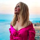 54-letna Nicole Kidman pod suknjič oblekla le modrček in razgalila izklesane trebušne mišice