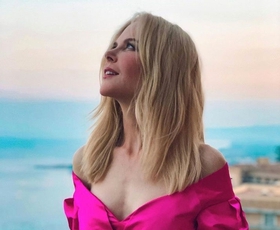 54-letna Nicole Kidman pod suknjič oblekla le modrček in razgalila izklesane trebušne mišice