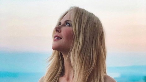54-letna Nicole Kidman pod suknjič oblekla le modrček in razgalila izklesane trebušne mišice