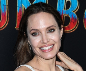 Angelina Jolie nosila najbolj trendne kavbojke te sezone