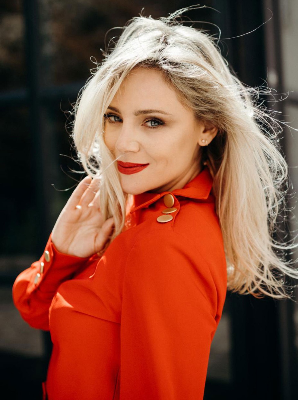 Katarina Čas je nosila prikupno modno kombinacijo z mini krilom (foto: Ursa Premik)