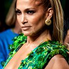 Jennifer Lopez se je v ikonični obleki izpred 20 let sprehodila po modni pisti Versace (internet je ponorel)