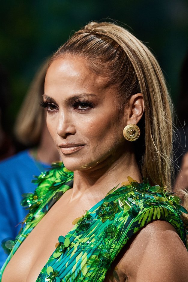 Jennifer Lopez se je v ikonični obleki izpred 20 let sprehodila po modni pisti Versace (internet je ponorel) - Foto: Profimedia