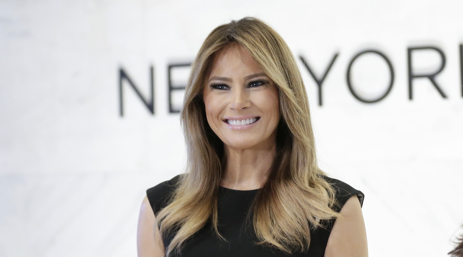 Plašč, ki ga je nosila Melania Trump, je top kos letošnje jeseni (foto: Profimedia)