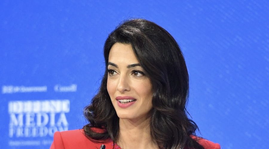 Amal Clooney nas je v New Yorku navdušila v preprostem, a živobarvnem outfitu (foto: Profimedia)