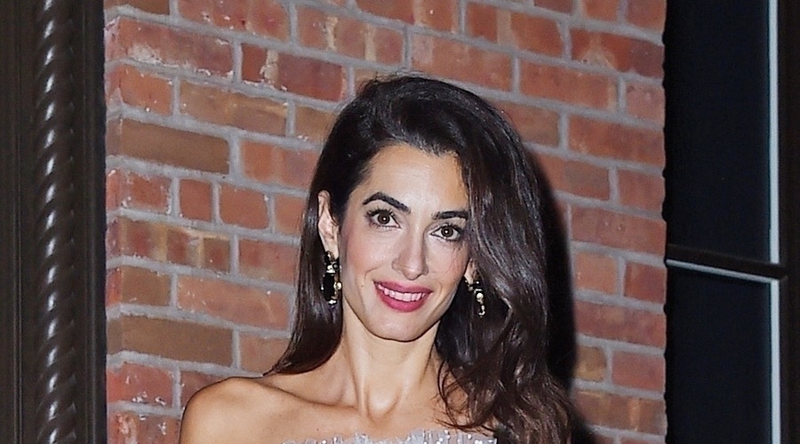 Amal Clooney nas je presenetila z drznim mini krilom (foto: Profimedia)