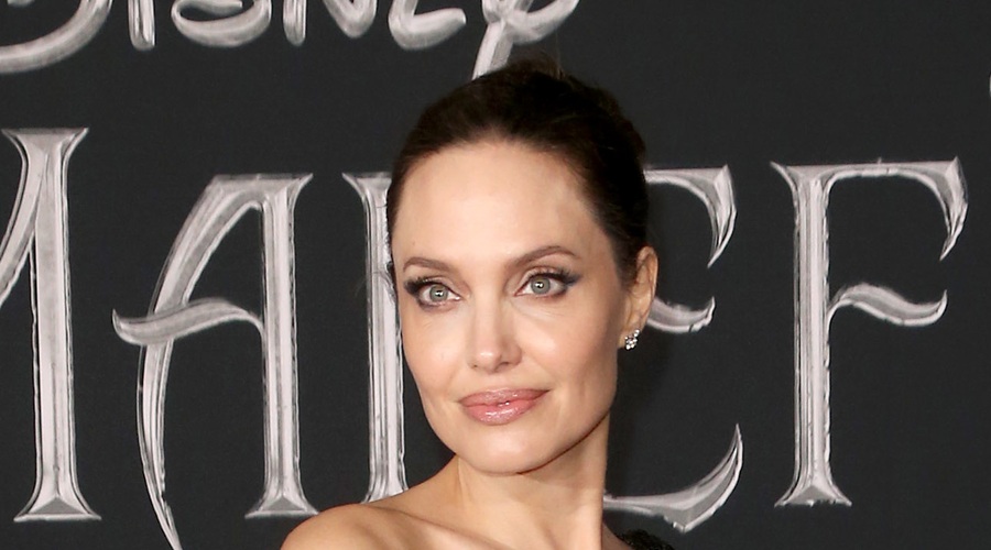 Angelina Jolie nas je navdušila s čudovito svetlečo obleko (foto: Profimedia)