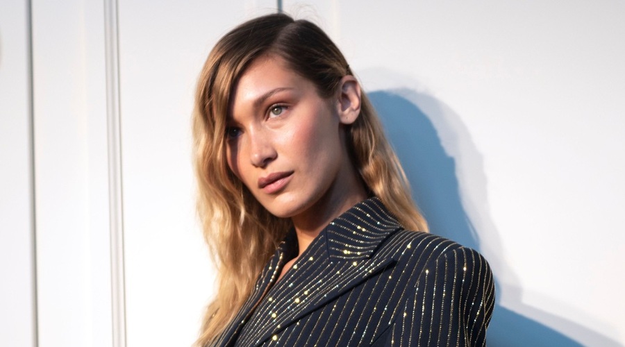 Bella Hadid tudi v jeseni prisega na trendne čevlje iz 90-ih (foto: Profimedia)