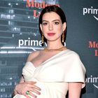 Anne Hathaway je v čudovitem belem stajlingu pokazala nosečniški trebušček