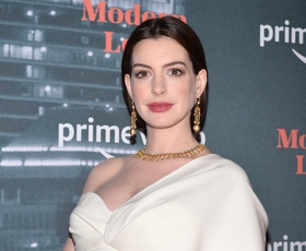 Anne Hathaway je nosila dih jemajoč rdeč stajling