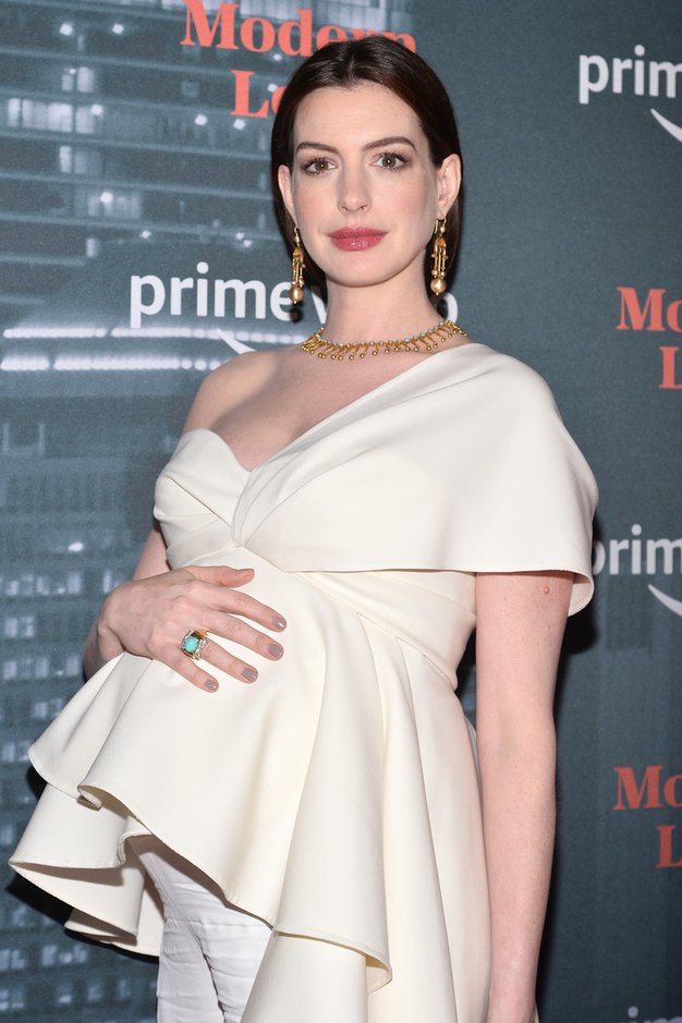 Anne Hathaway je v čudovitem belem stajlingu pokazala nosečniški trebušček - Foto: Profimedia