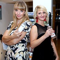 Petra in Mojca iz uredništva Elle sta energijo ohranjali s funkcijsko vodo Vitamin Well (foto: Helena Kermelj)