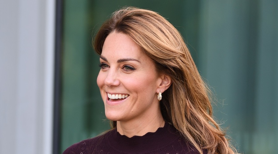 Ne moremo se nagledati obleke, ki jo je Kate Middleton pravkar nosila v Pakistanu (foto: Profimedia)