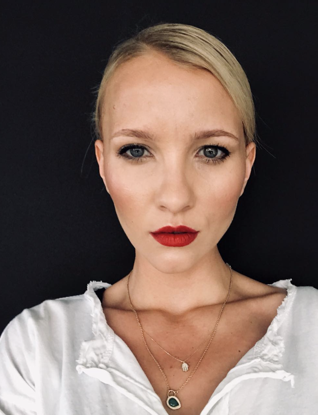 Anela Šabanagić v eni izmed najredkeje videnih barv, ki bi ji morala priložnost dati vsaka ženska! (pristaja rjavolaskam, rdečelaskam in svetlolaskam) - Foto: Instagram/ @steetchatella