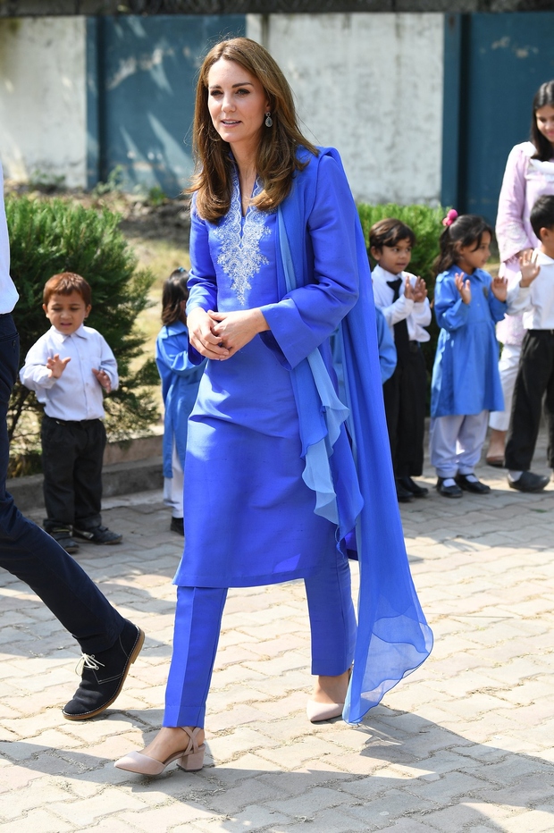 15. oktober Kate je na drugi dan kraljeve turneje obiskala lokalno univerzo. Nosila je tradicionalno kurto pakistanske oblikovalke Maheen Khan.