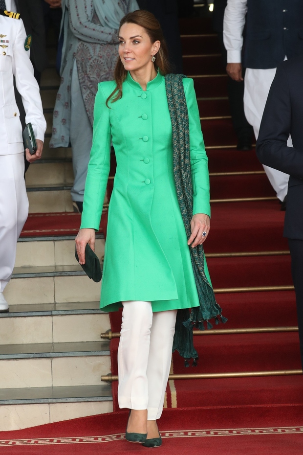 15. oktober Za srečanje s pakistanskim predsednikom in premierom je Kate izbrala zeleno obleko znamke Catherine Walker. Kombinirala jo je …