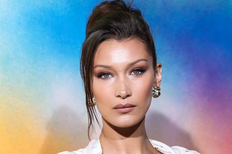 Bella Hadid pogumno nosi najbolj drzen trend jopic te sezone (foto: Profimedia)