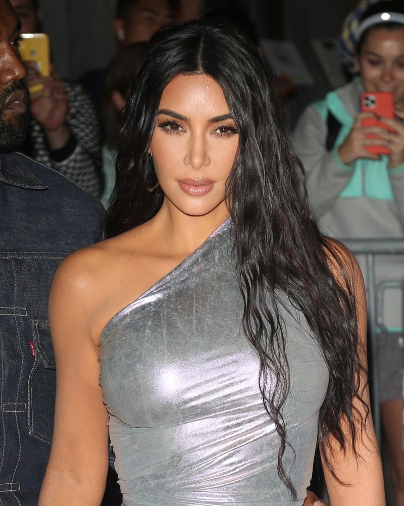 To so edine hlače, ki jih potrebujete ta trenutek, narekuje Kim Kardashian (foto: Profimedia)