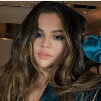 Selena Gomez dokazuje, da je pižama kostim še vedno v modi