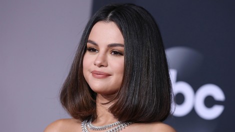 Selena Gomez je sinoči na podelitvi nagrad AMA blestela v čudoviti Versacejevi kreaciji