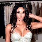 Kim Kardashian je blestela v čudoviti zlati obleki (kot nalašč za praznike)