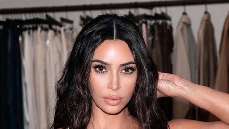 Kim Kardashian je blestela v čudoviti zlati obleki (kot nalašč za praznike)