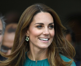 Kate Middleton očarljiva v vzorčasti obleki
