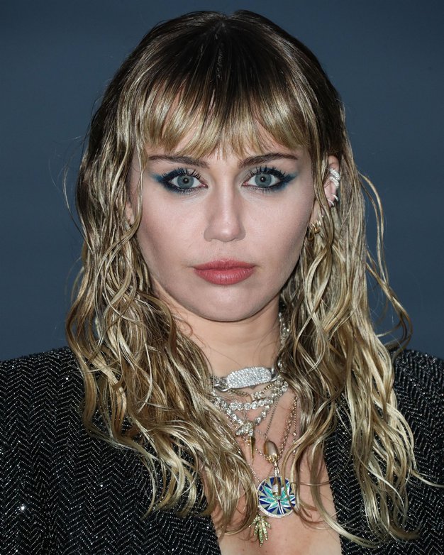 Miley Cyrus ima novo kratko pričesko, ki spominja na pričesko princese Diane - Foto: profimedia