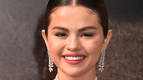 Selena Gomez napovedala nov trend bleščeče manikire